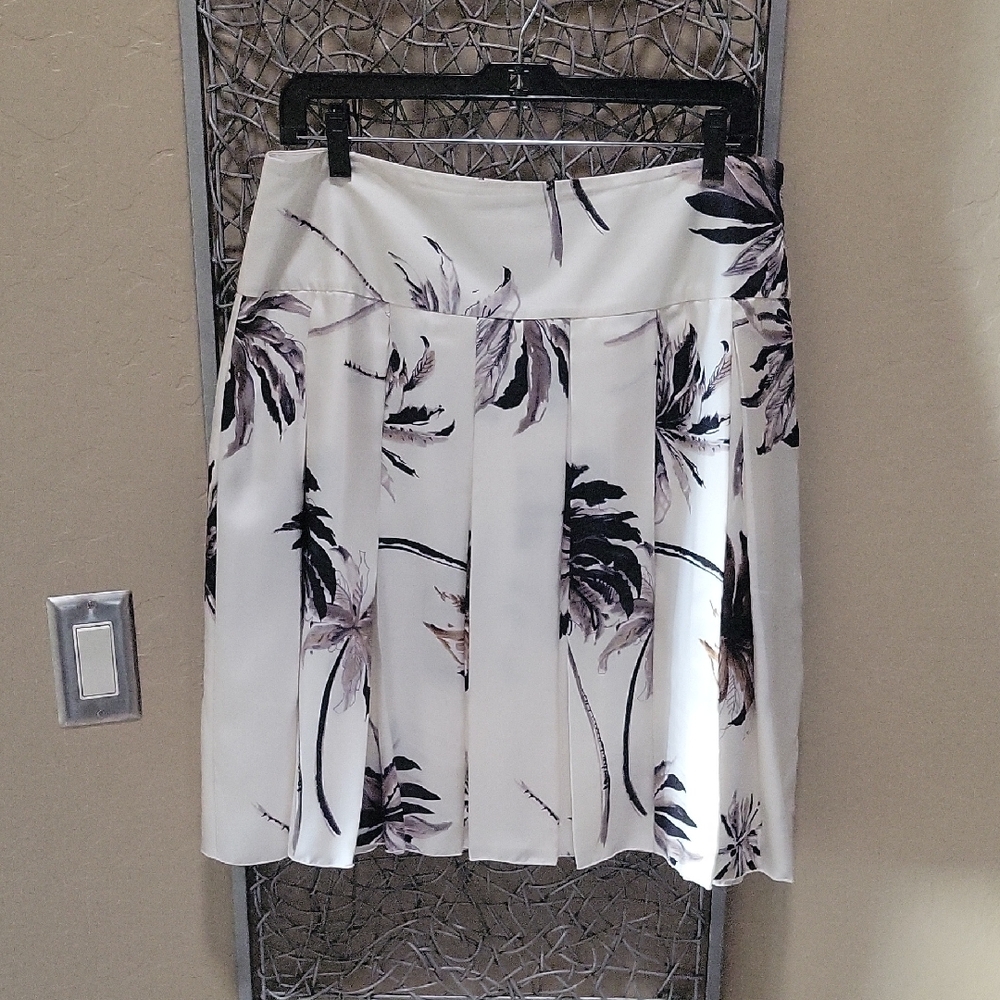 White House Black Market 100% Silk Fully Pleated Palm Print Skirt